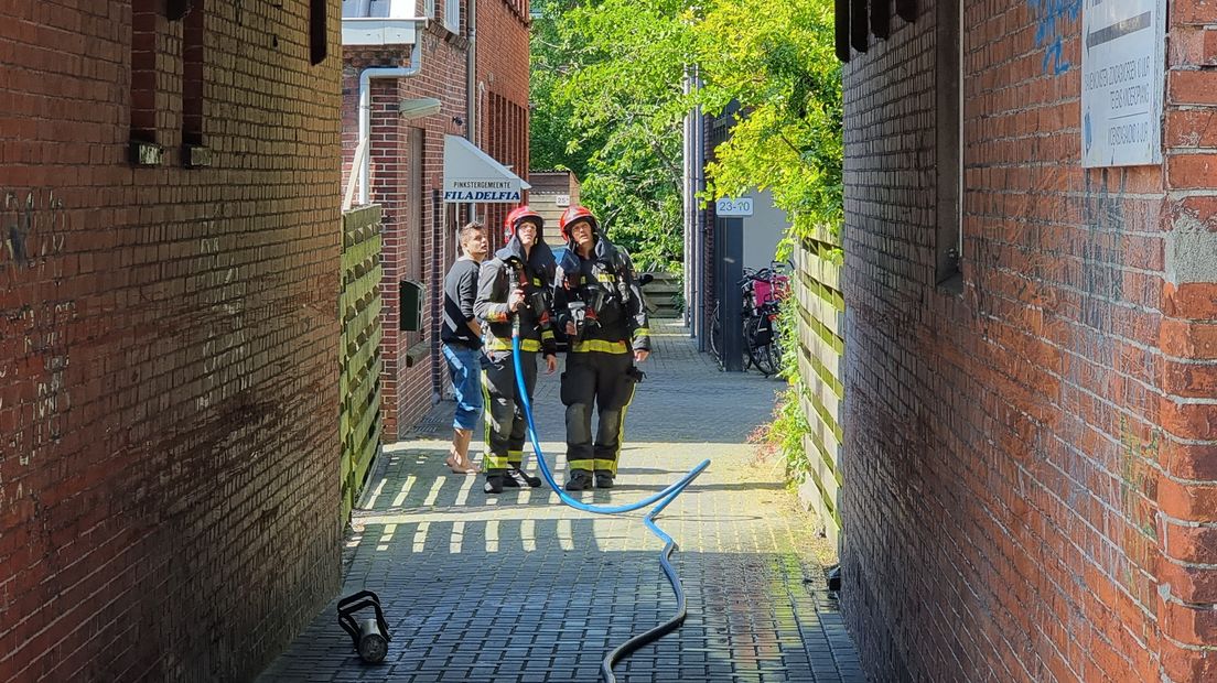 Brandweermannen inventariseren de situatie