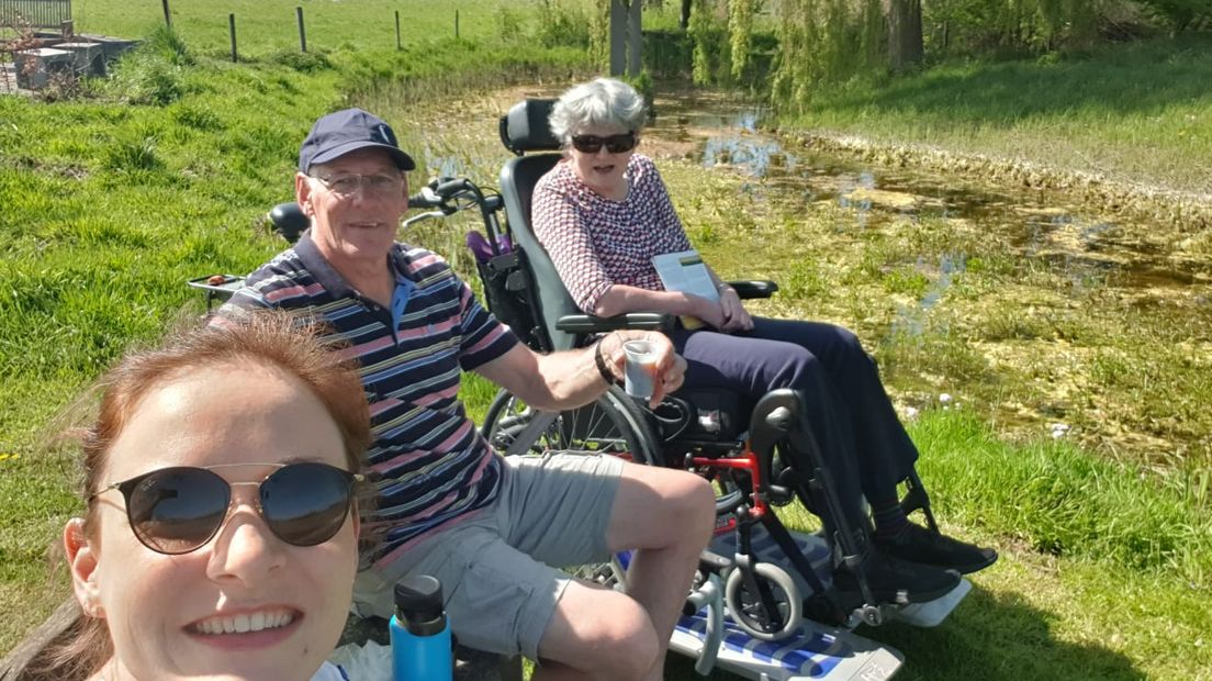 Lonneke Sloetjes met haar ouders tijdens een fietstocht door de Achterhoek