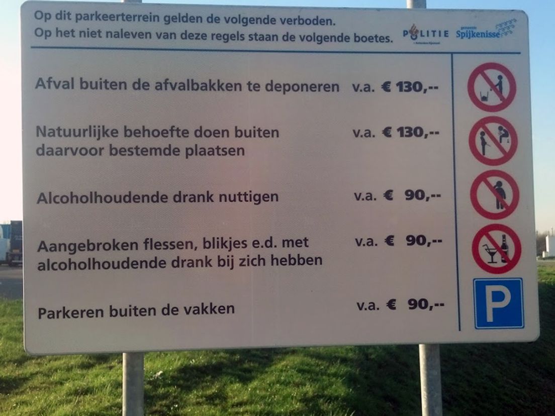 Er gelden strenge regels op de parkeerplaats, maar die worden volgens de Nederlandse chauffeurs niet allemaal gehandhaafd