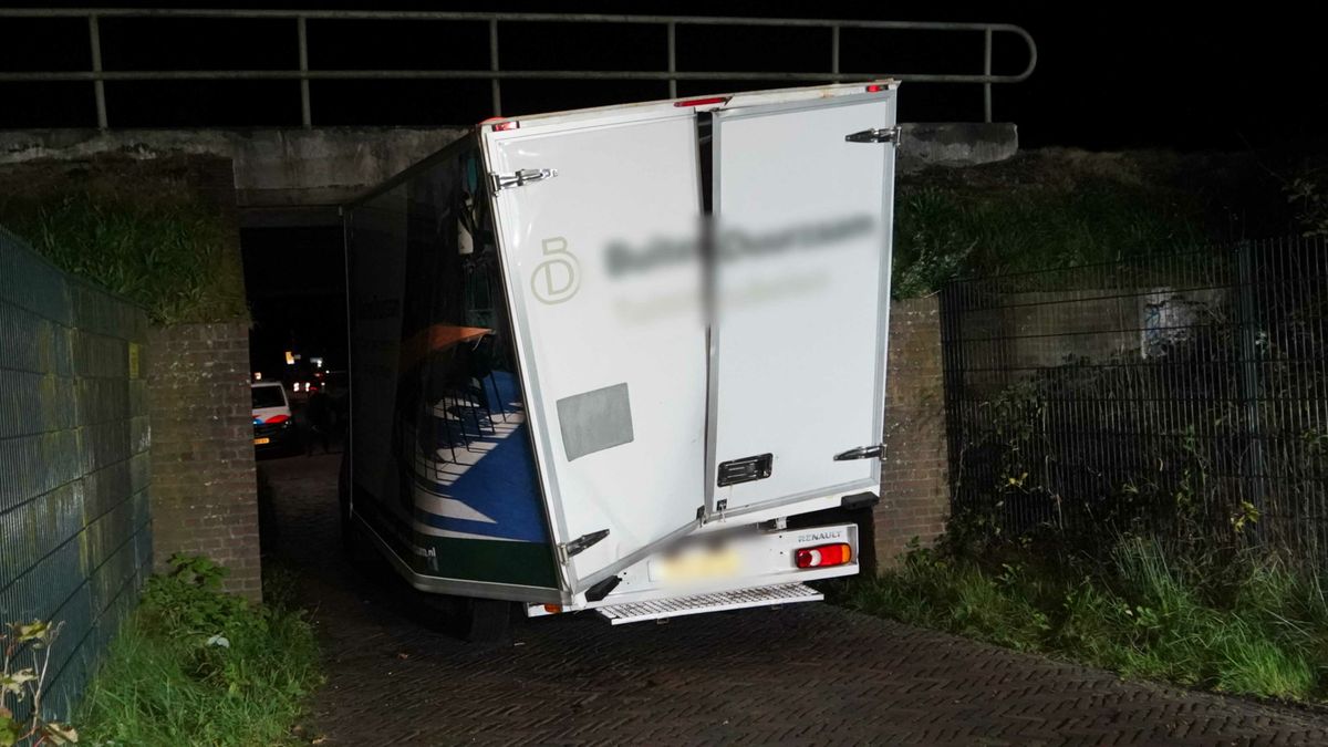 Vrachtwagen klem onder viaduct: geen treinen tussen Assen en Groningen