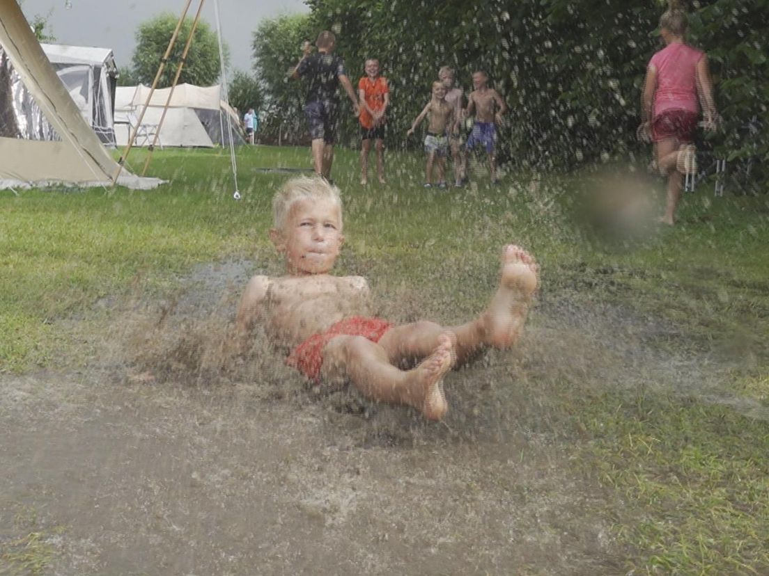 De jonge campinggasten maken graag een duik in de plas op het grasveld