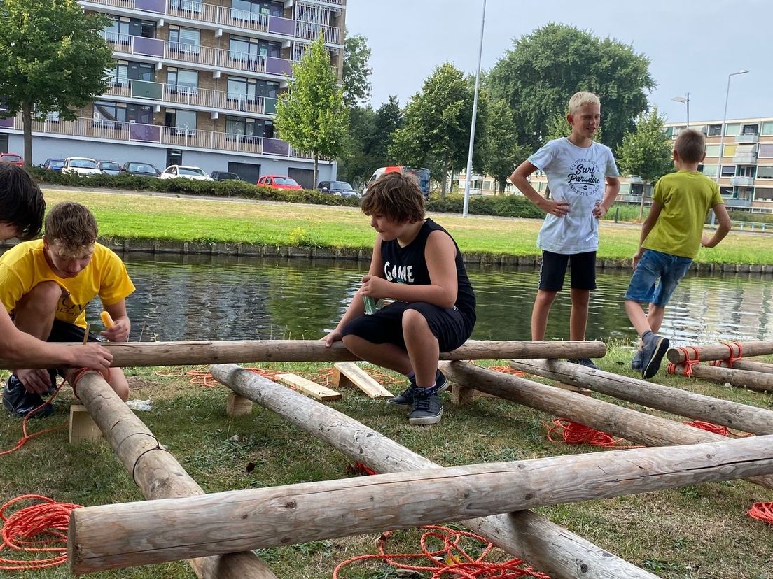 Vlot bouwen, hut bouwen en spelletjes spelen bij Jeugdland Rozenburg