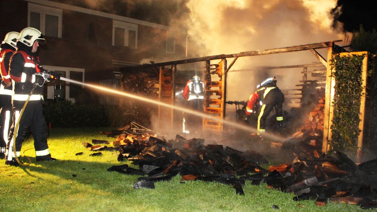 Schuur in Hijken gaat in vlammen op