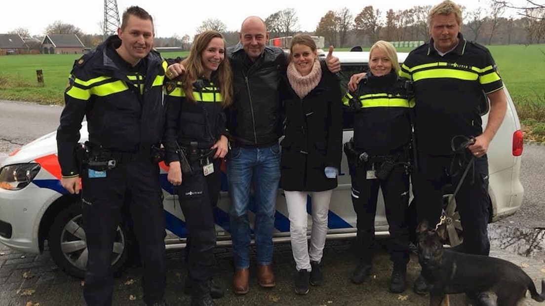 Michael met zijn kersverse verloofde en de agenten die hielpen bij het aanzoek