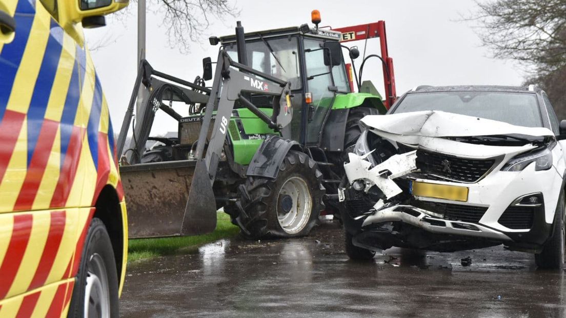 De auto en de trekker botsten op elkaar (Rechten: De Vries Media)