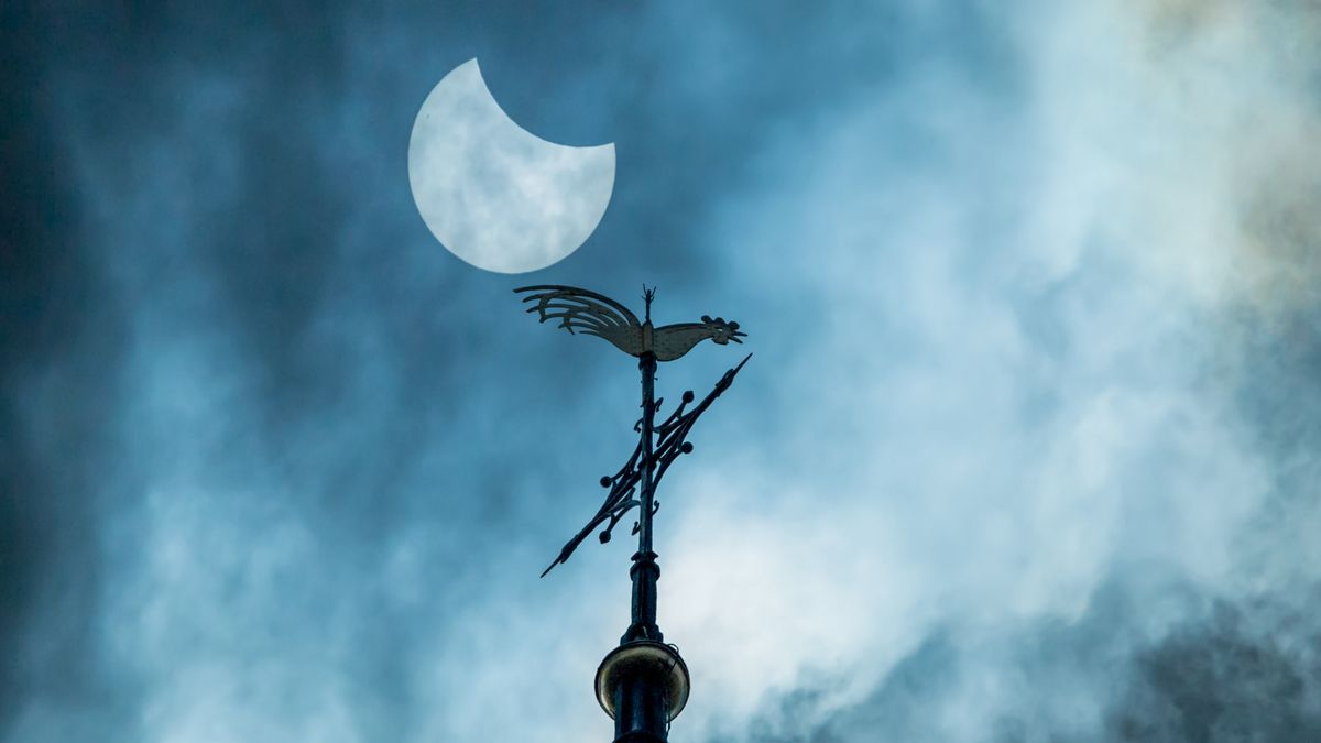 Gedeeltelijke zonsverduistering boven Drenthe: bekijk hier de beelden