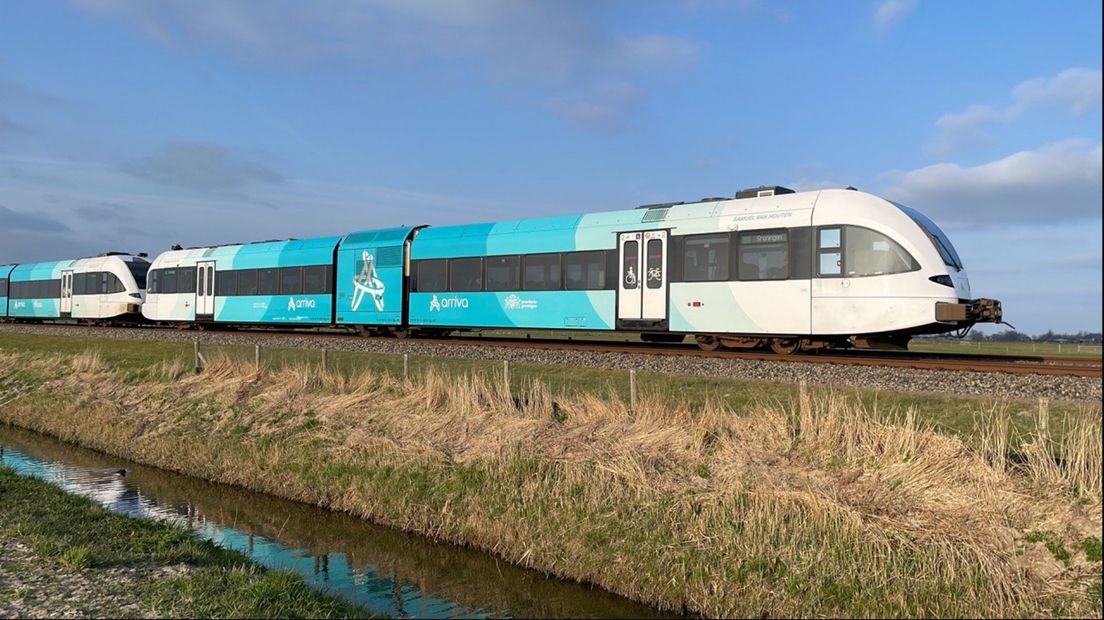 Een Arriva-trein onderweg tussen Groningen en Sauwerd