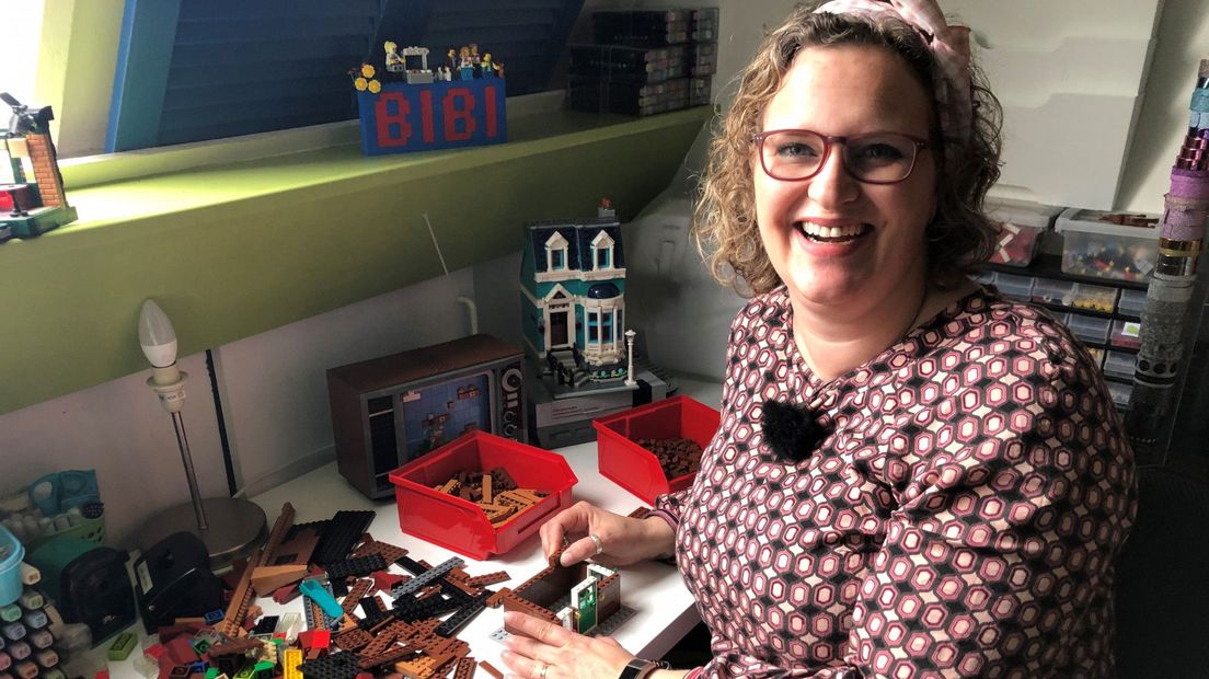 Voorhoutse LegoMaster Bibi Werter in haar Legokamer