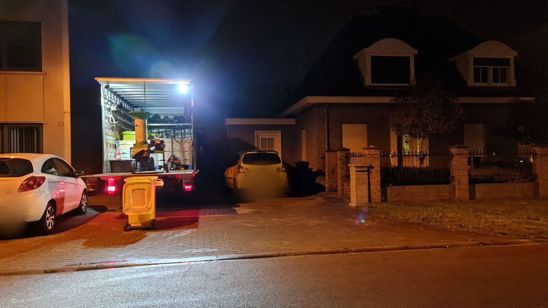 Hennepwagen bij bedrijfspand naast woning