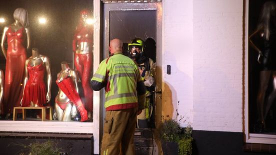 Winkelbrand onder woningen, vermoeden van brandstichting