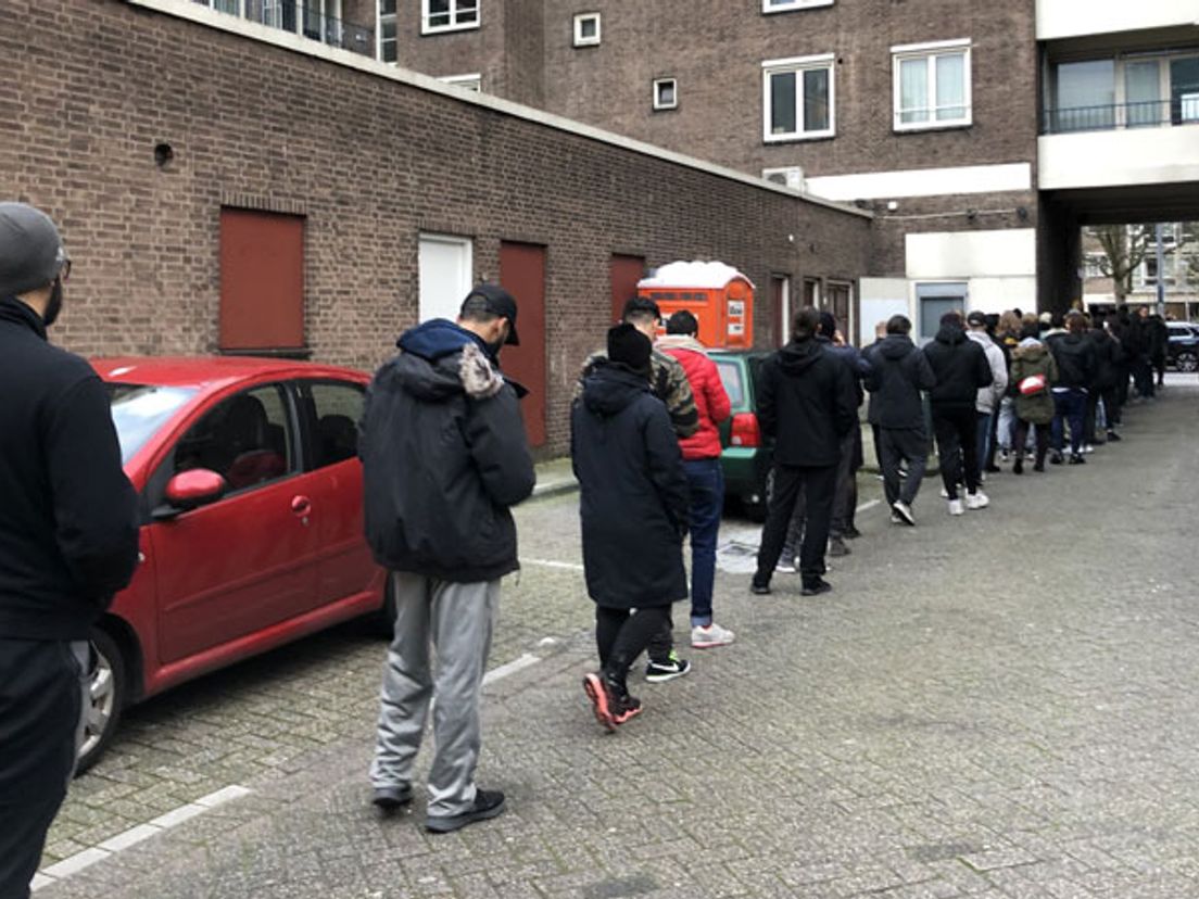 Een lange rij voor een coffeeshop in Rotterdam-Centrum