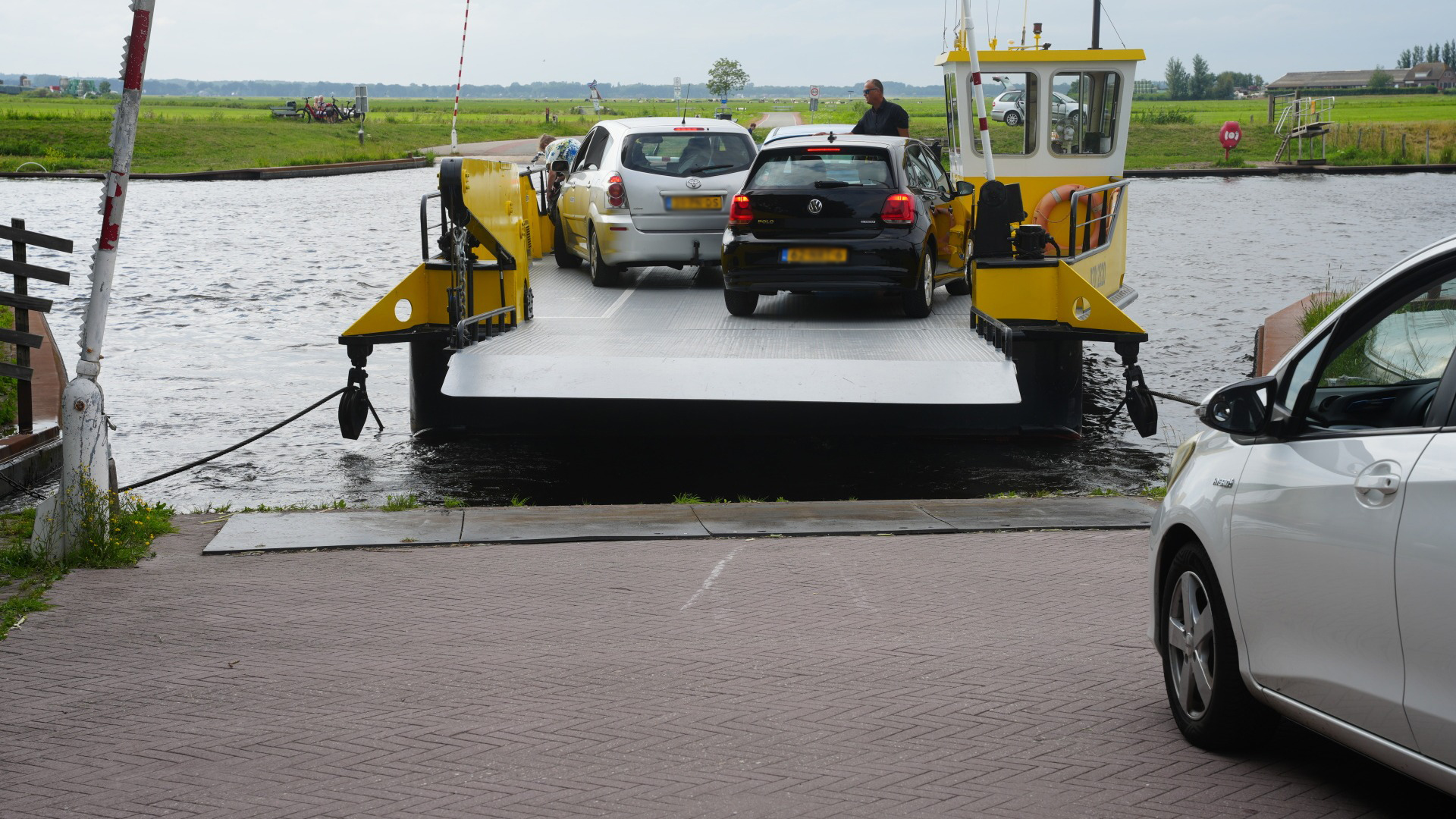 Pontbaas beleeft topavond door file: rijen auto’s wachten op overtocht