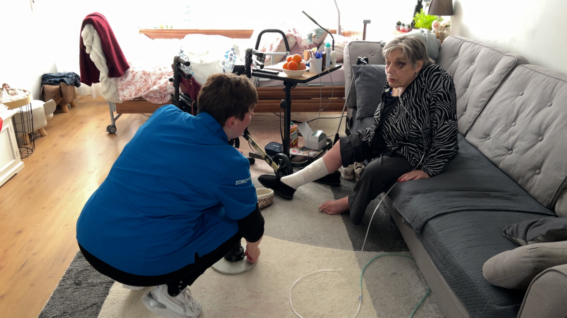 Thuiszorg ploetert door de sneeuw om bij patiënten te komen: 'Ik vind het echt kanjers'