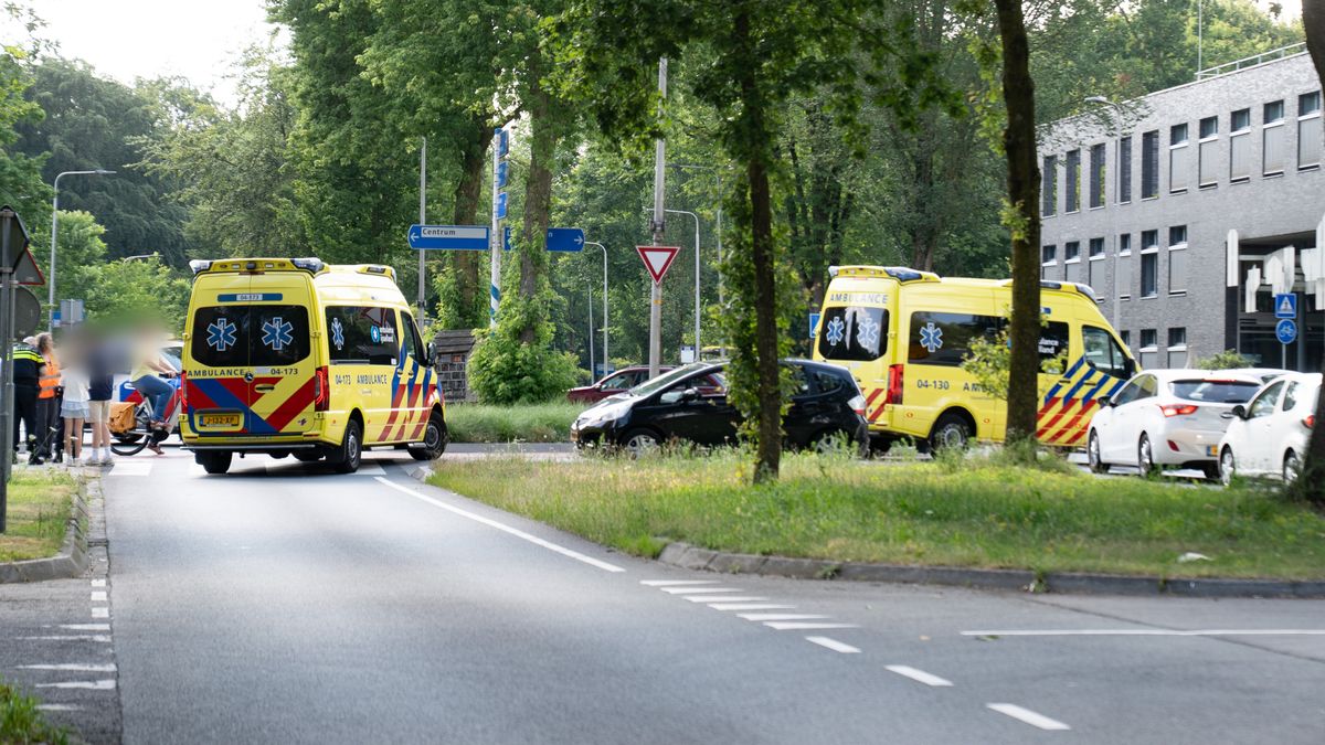 112 Nieuws: Zwaargewonde motorrijder met traumaheli naar ziekenhuis | Auto knalt tegen boom in Ensch