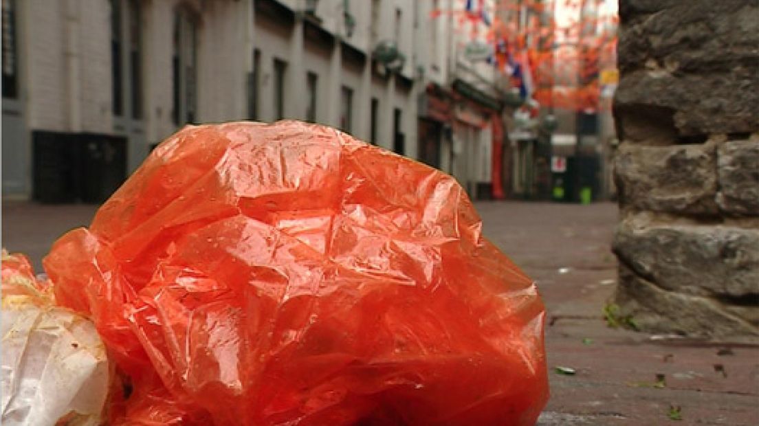 Vuilnismannen hebben zondagochtend in Arnhem 5 maal zoveel afval ingezameld als normaal.