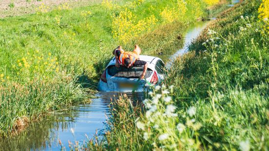 Automobilist rijdt de sloot in, voertuig flink beschadigd Home