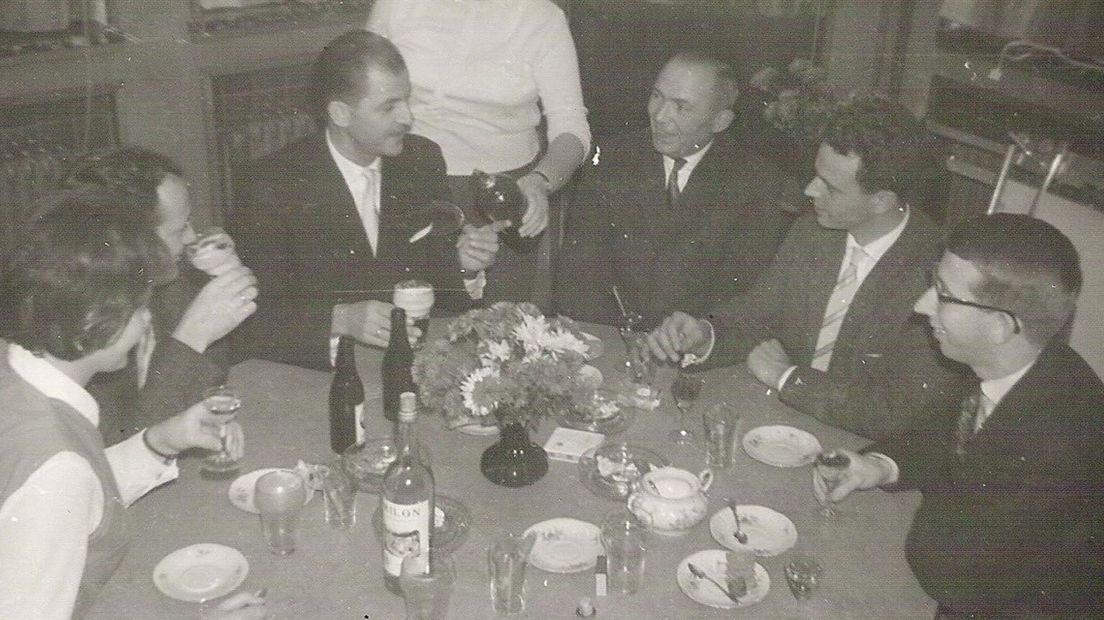 De voormalige commissiekamer in 1962 met burgemeester Dijkema
