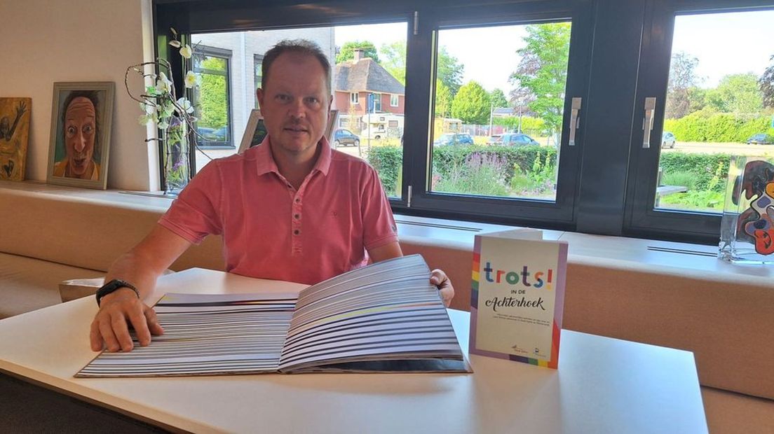 Sjoerd van Rooij met zijn boek waarin zijn gevoel van geluid is vastgelegd