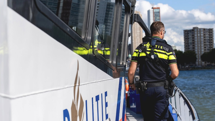 Een patrouillevaartuig van de politie is zaterdag in Spijkenisse tegen een brug gevaren