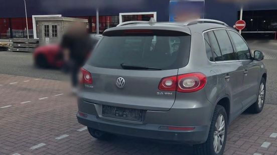 Bestuurder valt op met lawaaierige uitlaat bij controle, maar helpende vriend maakt het nog bonter Nieuws