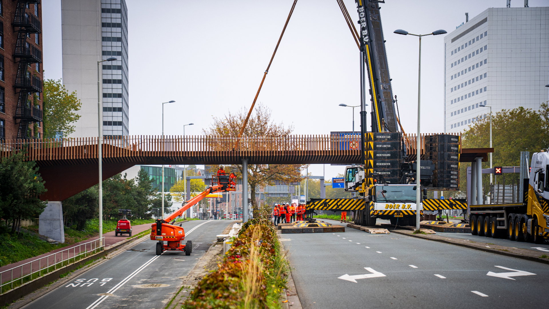 Door het plaatsen van de Daniel den Hoedbrug is een gedeelte van de 's-Gravendijkwal afgesloten.
