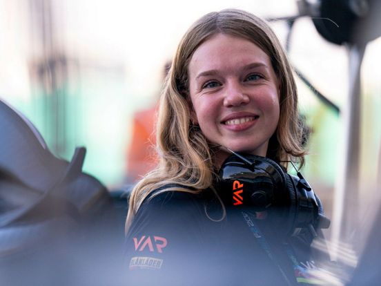 Jessica (26) uit Vries is onmisbaar in de Formule 2 en 3: 'Max Verstappen zwaait weleens'