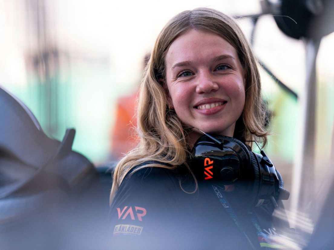 Jessica (26) uit Vries is onmisbaar in de Formule 2 en 3: 'Max Verstappen zwaait wel eens'