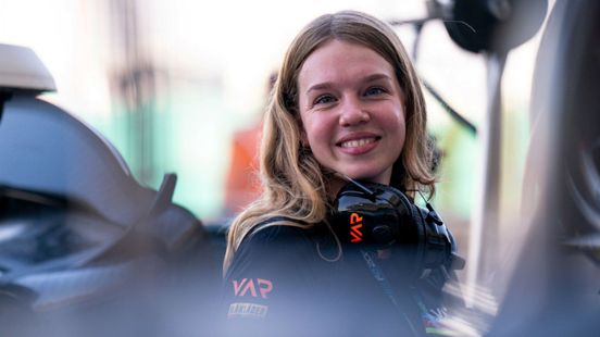 Jessica (26) uit Vries is onmisbaar in de Formule 2 en 3: 'Max Verstappen zwaait weleens' Nieuws