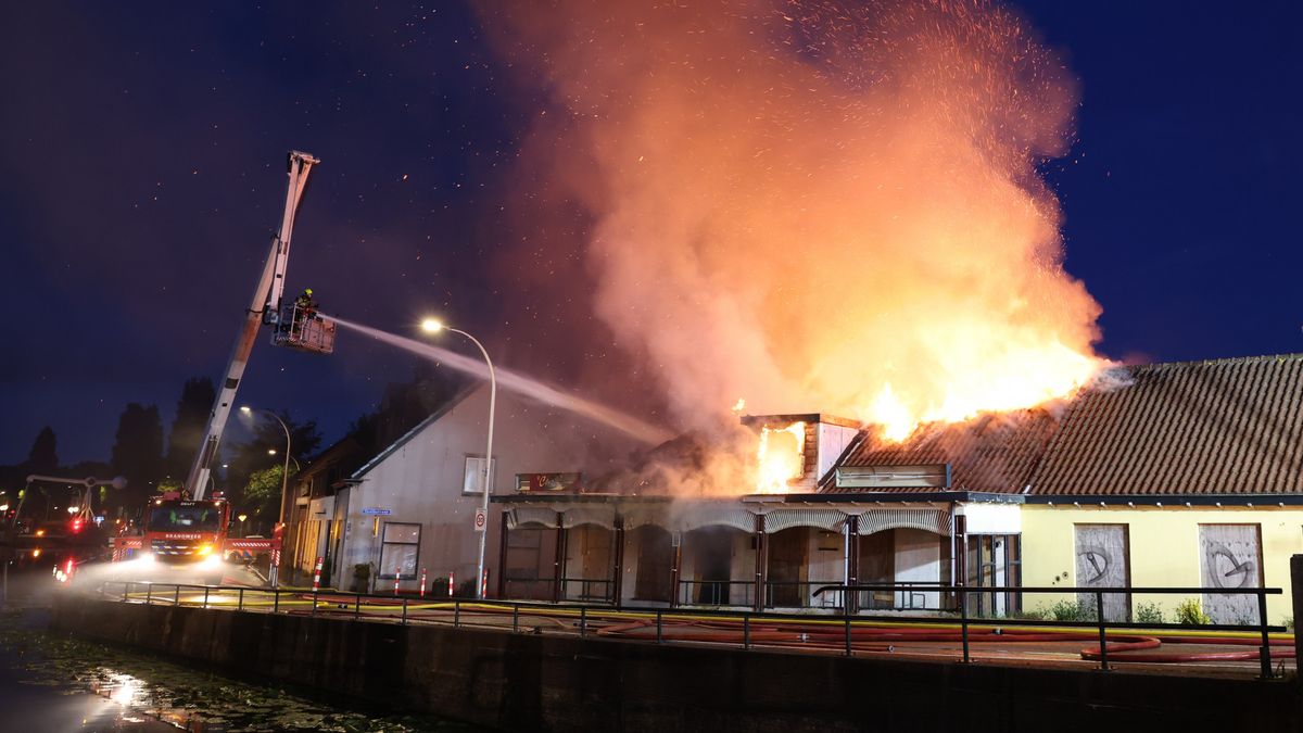 Grote brand in café, vlammen slaan uit dak