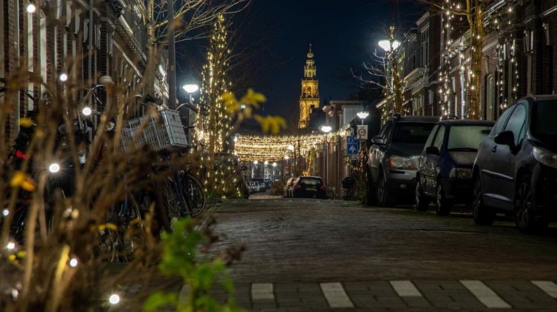 Een in kerstsfeer gehulde straat in Groningen