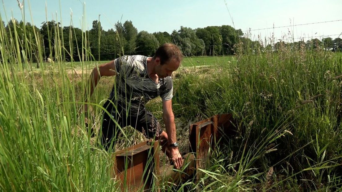 André Ormel bij een droogtestuwtje.