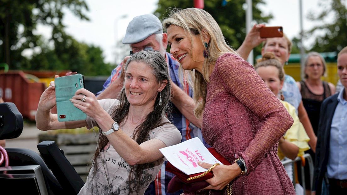 Koningin Minima gaat op de foto met koningin Maxima in Almelo