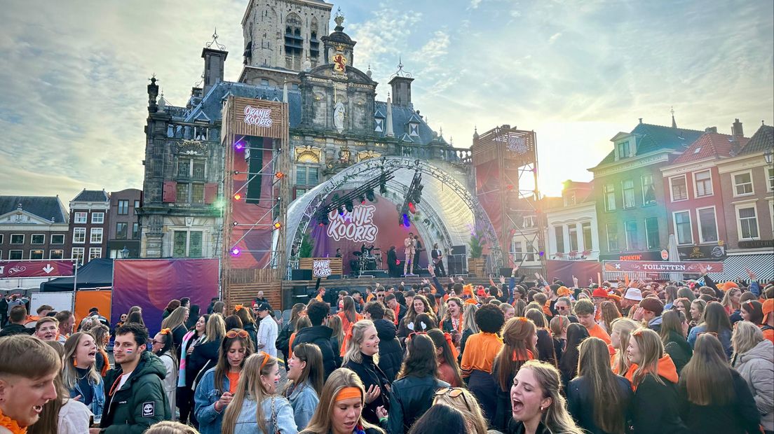 De Markt in Delft kleurt oranje tijdens Koningsnacht