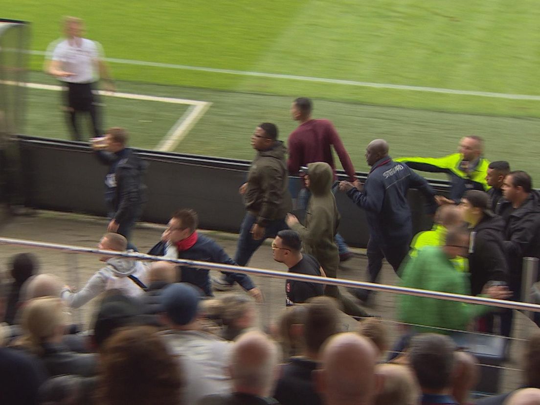 Oprukkende Ajax-fans tijdens de Mini-Klassieker tegen Feyenoord Onder 19