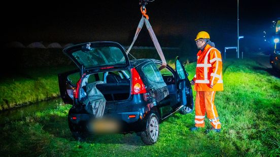 Auto schiet in de slip en rijdt sloot in