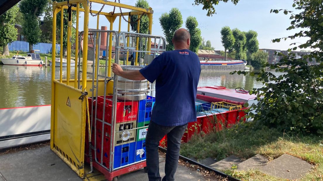 De bier- en afvalboot van de gemeente.