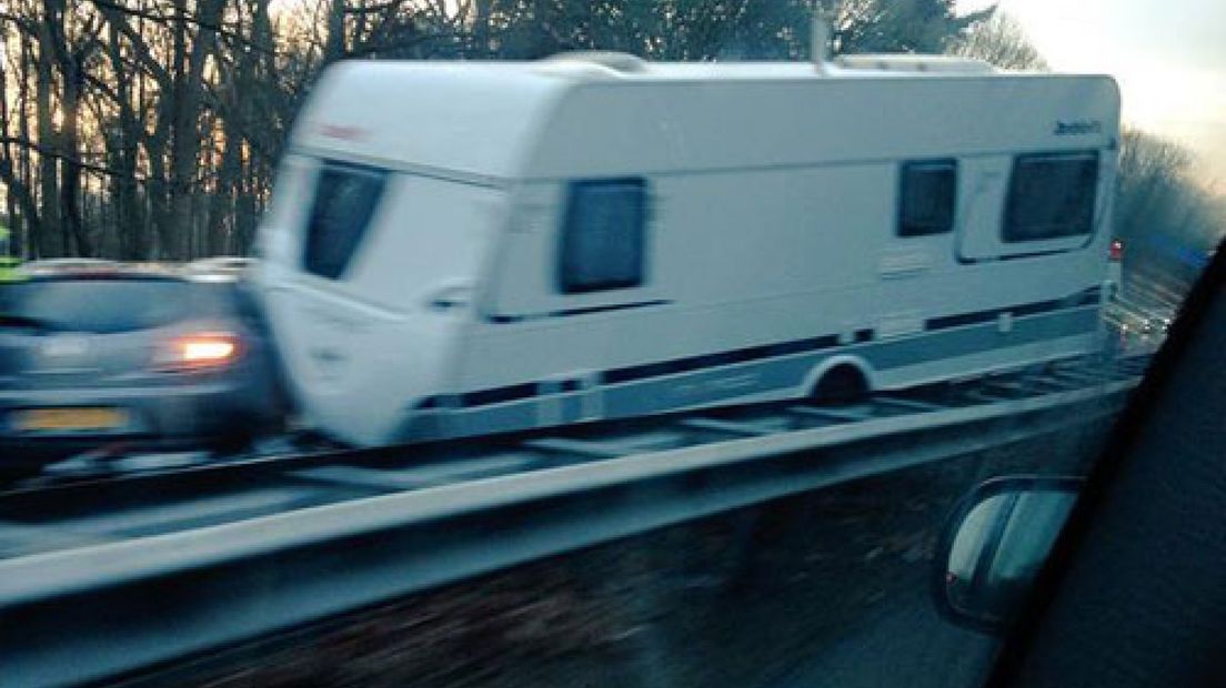 Auto met caravan geschaard op A12