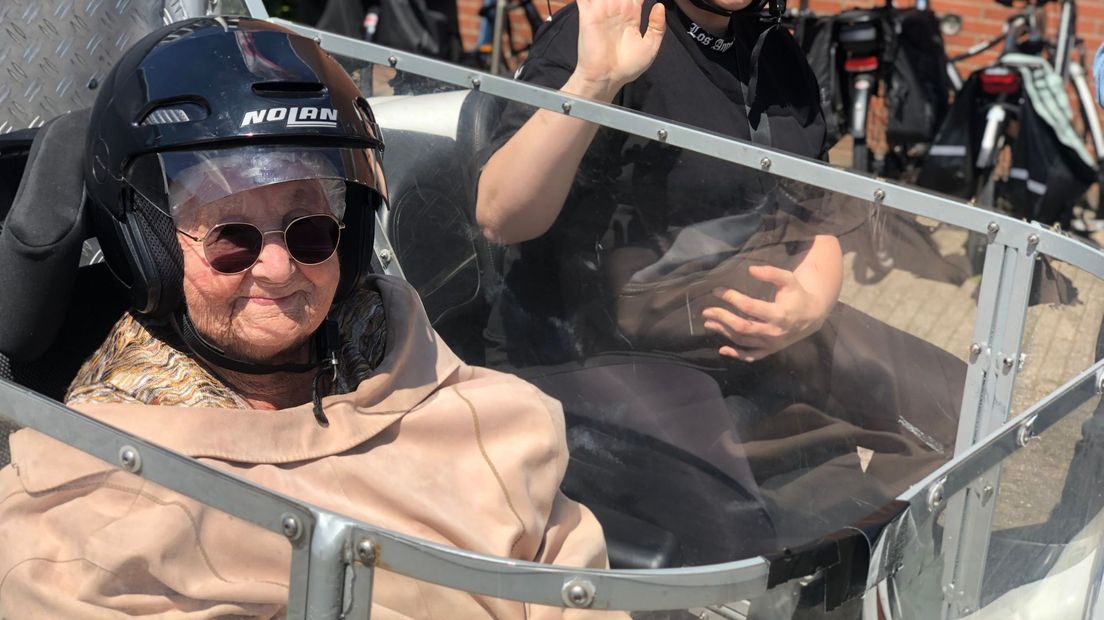 Elisabeth Bastiaans (108) in het zijspan van de motor