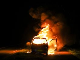 Auto uitgebrand langs de N862 bij Klazienaveen