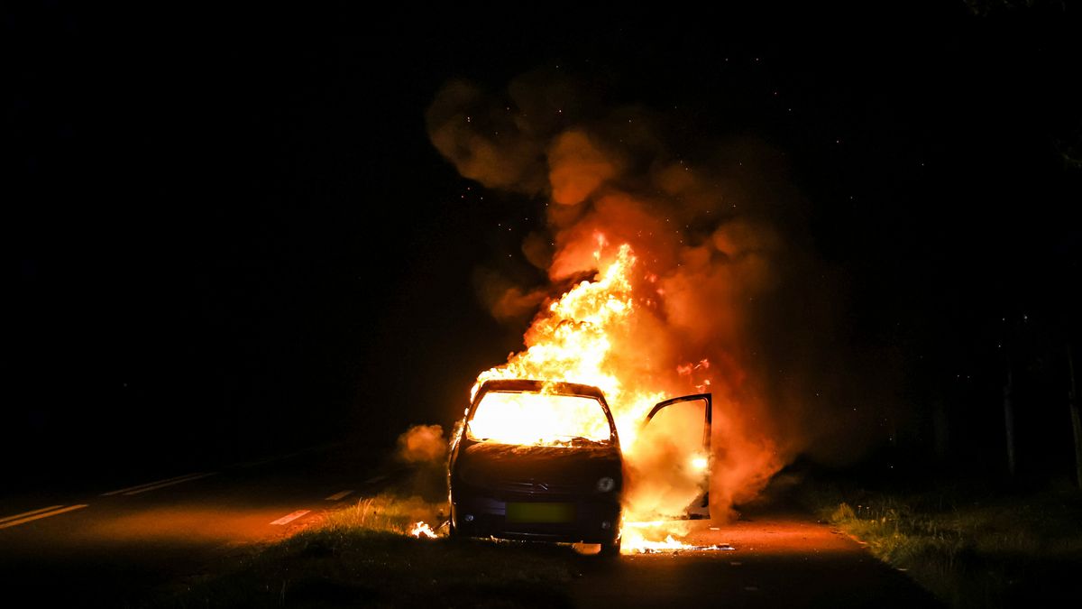 Auto uitgebrand langs de N862 bij Klazienaveen