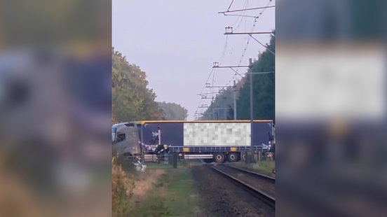 Vrachtwagenchauffeur blokkeert spoorwegovergang bij Raalte, gelukkig let machinist op Home