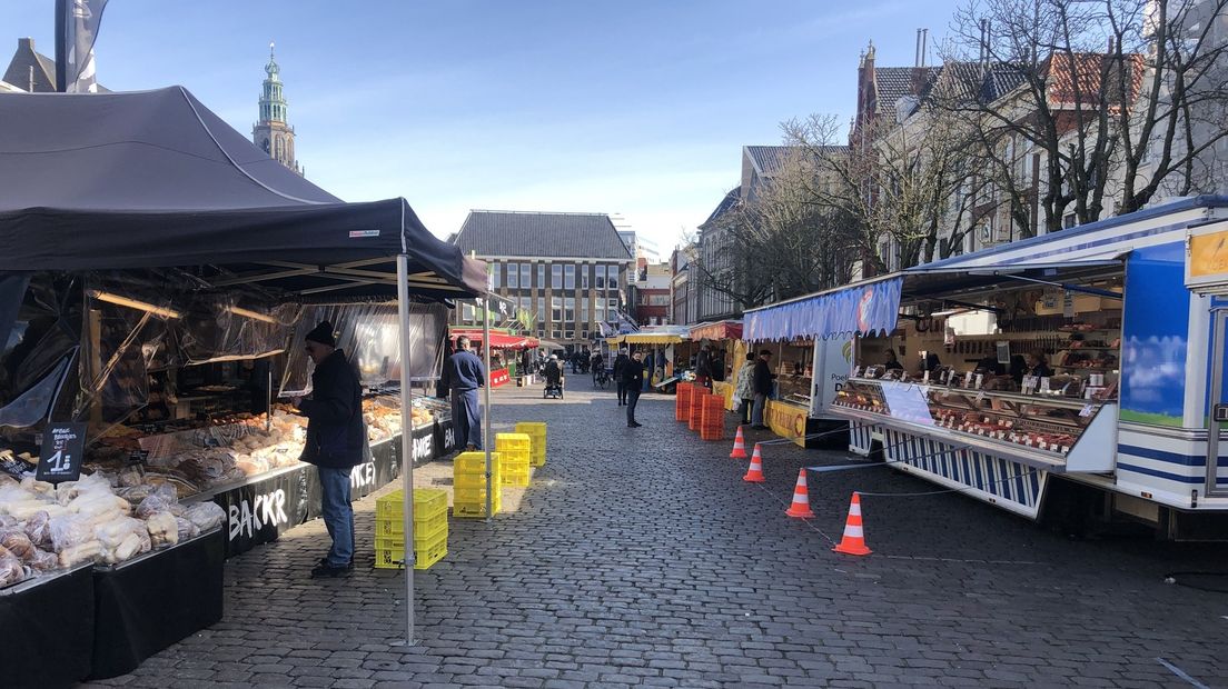 Meer ruimte tussen de kramen en pylonnen op de Vismarkt in Groningen