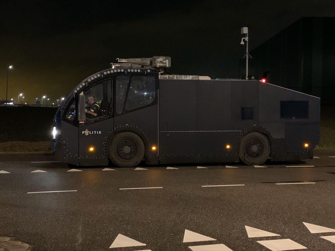 De politie is ook aanwezig in Berkel, met een waterkanon.