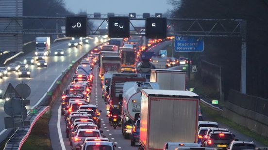 Ruim tien kilometer file op A28 richting Zwolle na ongeluk. Ruim tien kilometer file op A28 richting Zwolle na ongeluk.