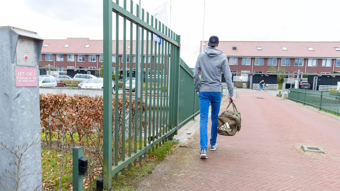 Een jongere verlaat het terrein van jeugdinstelling Elker