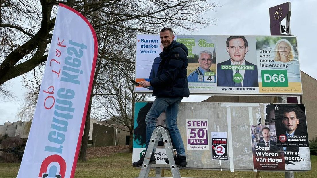 Mark Strolenberg plakt zijn eigen verkiezingsposter