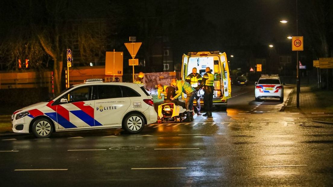 Het slachtoffer is per ambulance naar het ziekenhuis gebracht.