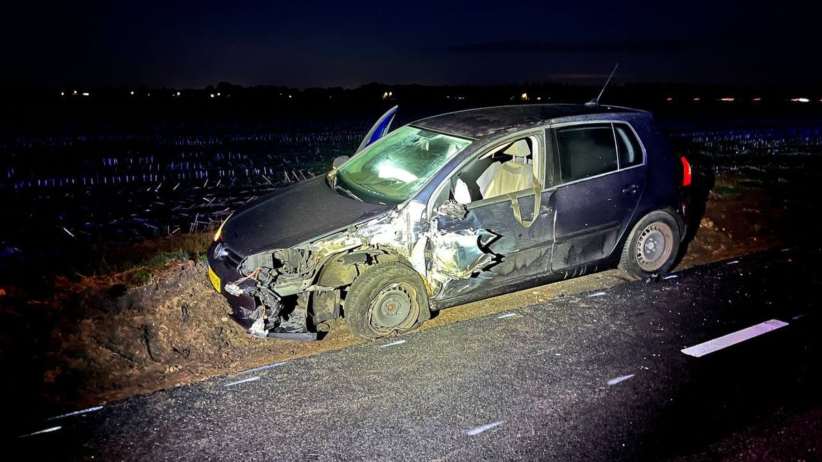 Auto botst tegen giertank aan in Stegeren, schade voor auto én weg