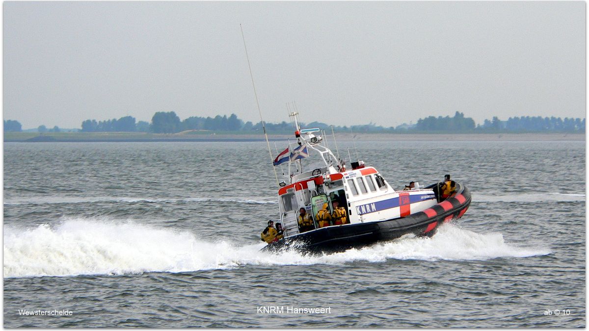 Kotter uit Yerseke helpt zeiljacht bij kust Schouwen-Duiveland