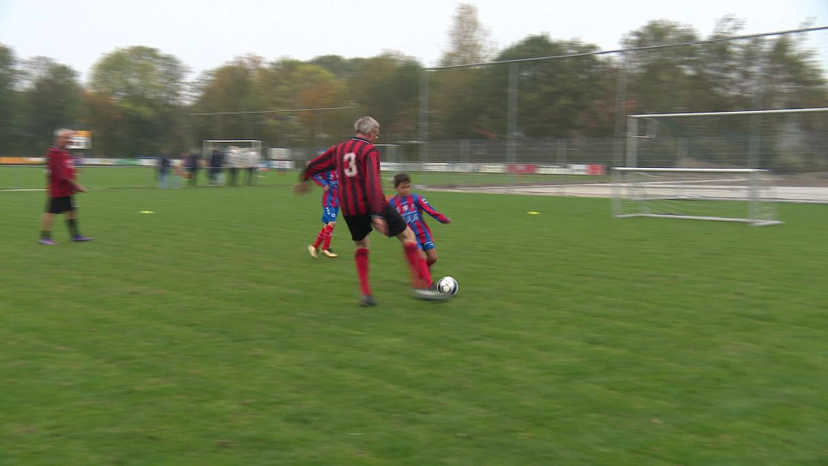 Jong voetbalt tegen oud in Groede